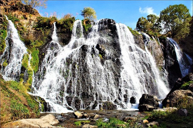 Group Tour: Shaki waterfall, Tatev monastery & ropeway, Hin Areni winery - Shaki Waterfall: a compact stop in Syunik