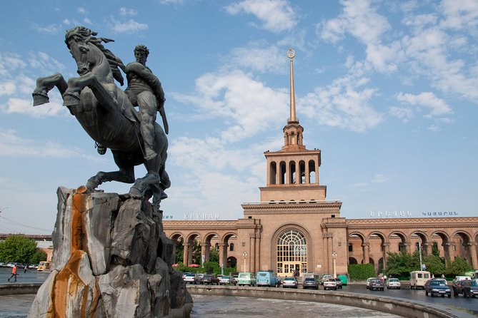 Private sightseeing and walking tour in Yerevan - Victory Park for the broad city view
