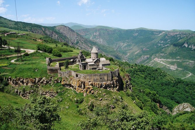 Private tour to Hin Areni winery, Tatev monastery & ropeway, Khndzoresk caves - What the private format changes