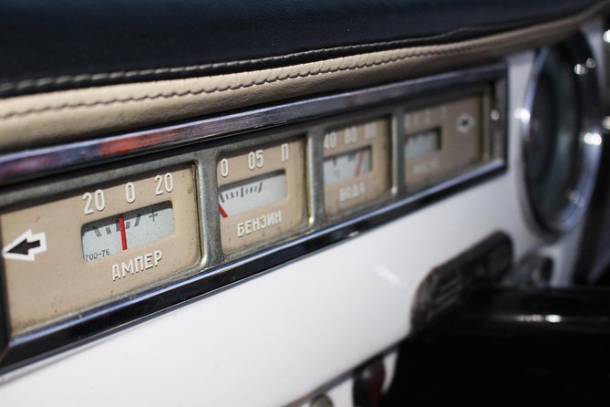 Yerevan city tour with drinks in a classic car with photography - Vernissage Market from the car